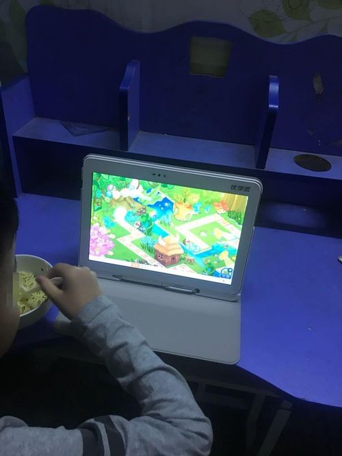 電子產品進課堂 賦能教學多樣性，而非加重家庭負擔